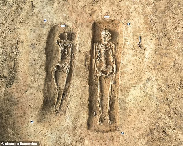 Arkeologlar, 1.000 yıl önce ‘kocasının’ yanına gömülmüş, yüzünün üst kısmı oyulmuş soylu bir kadın buldular
