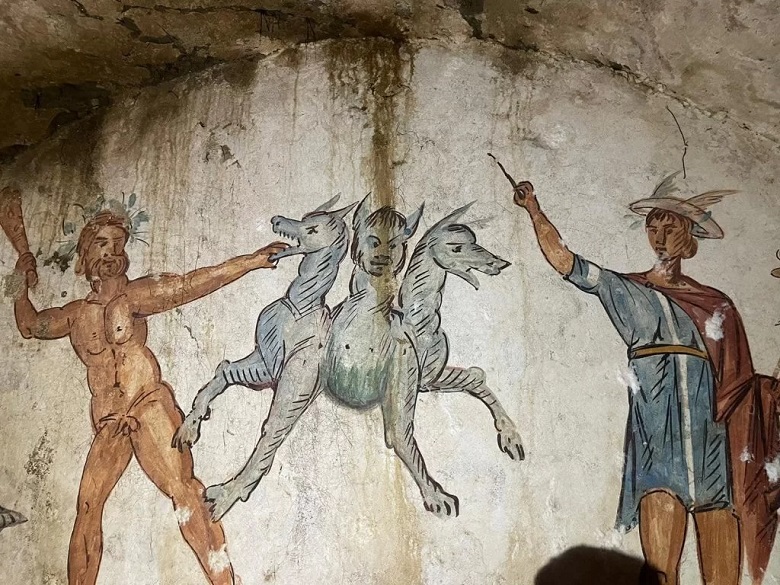 Napoli’de tamamen fresklerle kaplı bir oda mezarı ortaya çıkarıldı