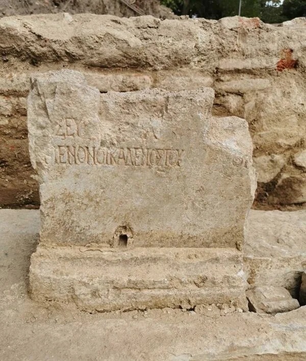 Bulgaristan’daki kazılar sırasında 2. yüzyıldan kalma yazıtlı mermer bir levha keşfedildi