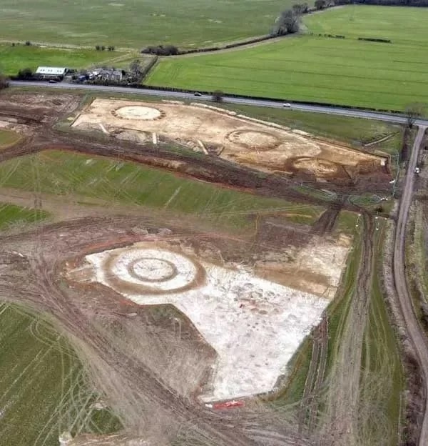 Stonehenge yakınlarındaki kazılar Tunç Çağı Yuvarlak Mezarlığı’nı ortaya çıkardı