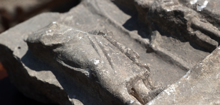 Saraçhane Arkeoloji Parkı'nda arkeologlar 3 roma dönemi mezar steli buldula