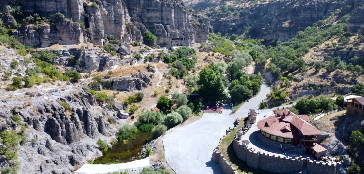 Çelebi Mehmet'in Osmanlı'yı kurtarma planları yaptığı vadideki kaya evler turistleri bekliyor