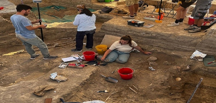 Arkeolojik bulgulara göre Kıbrıs'ın Larnaka kentinde Tunç Çağında bir ticaret merkezi vardı