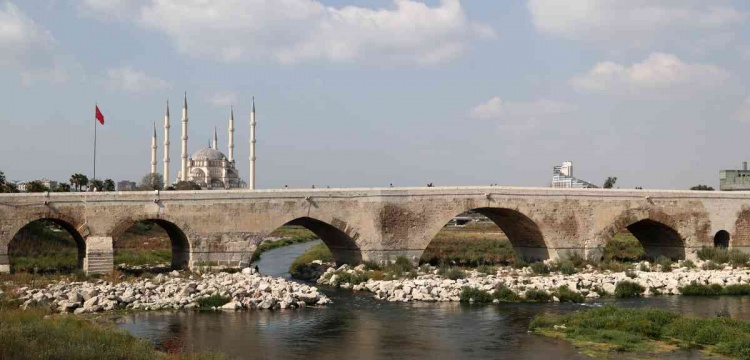 Adana'nın tarihi Taş Köprüsü'nün grafiti duvarı gibi kullanılması vatandaşları bezdirdi