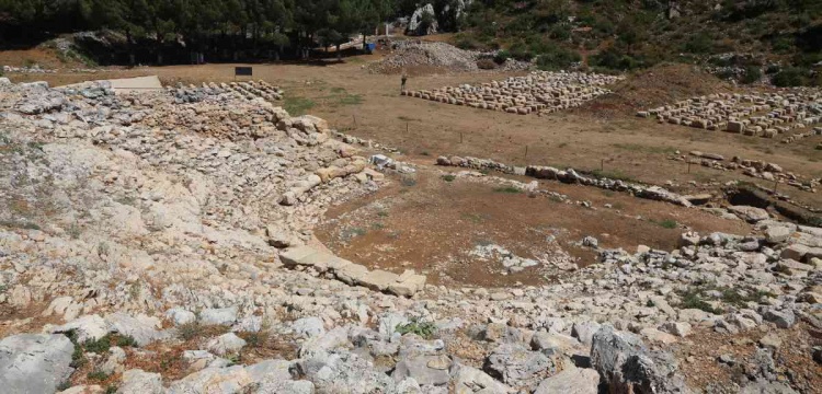 Karyalılar 800 rakımlı Thera Antik Kenti'nde kayaya 2 bin kişilik tiyatro binası oymuşlar