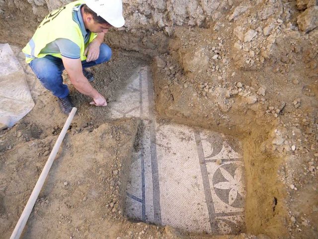 Arnavutluk’un Dıraç kentinde 1900 yıllık nadir bir mozaik keşfedildi
