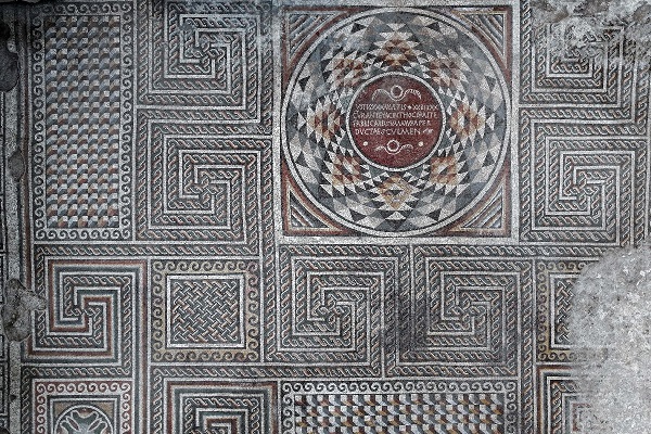 Kayseri’de Roma dönemine ait bir villanın kazısında 600 metrekarelik mozaik alan ortaya çıkarıldı