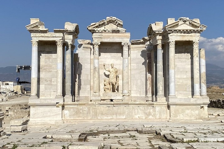 Laodikeia Antik Kenti’ndeki Anıtsal Traian Çeşmesi Ayağa Kaldırıldı