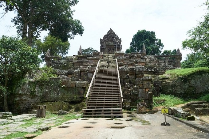 Preah Vihear Tapınağı: Uçurumun Tepesinde Bir Dünya Mirası