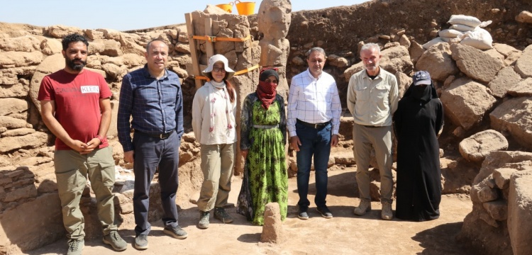 Şanlıurfa Valisi, Göbeklitepe ve Karahantepe'de yeni bulunan heykelleri inceledi