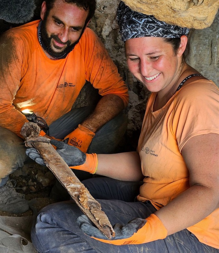 Ölü Deniz Mağarasına Saklanmış Antik Roma Kılıçları Bulundu