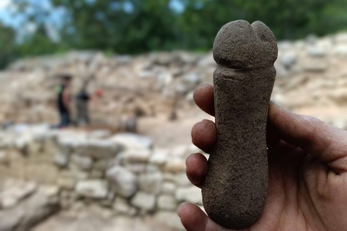 Orta Çağ Kulesinde Penis Şeklinde Bileme Taşı Bulundu