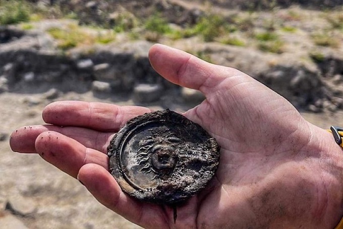Roma Kalesinde Kanatlı Medusa Tasvirli Madalyon Bulundu