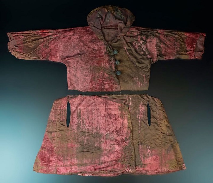 400 Yıllık Batıktaki Giysiler, Elitlerin Yaşamını Gösteriyor