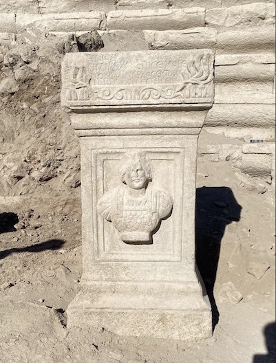 Konya’daki Antik Kentte Asker Kabartmalı Sunak Bulundu