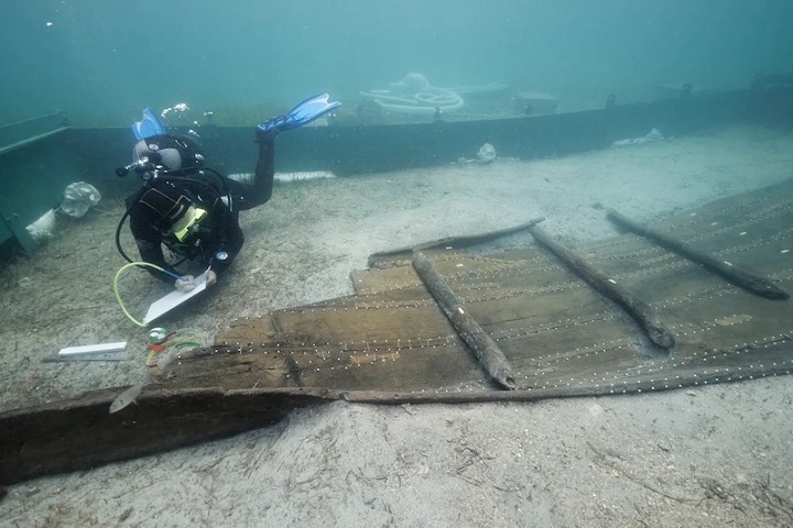Elle Dikilmiş 3.000 Yıllık Gemi Denizden Çıkartılıyor