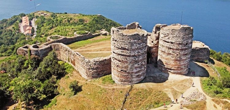 Yoros Kalesi restorasyon beklerken bakımsızlıktan çökecek hale geldi!