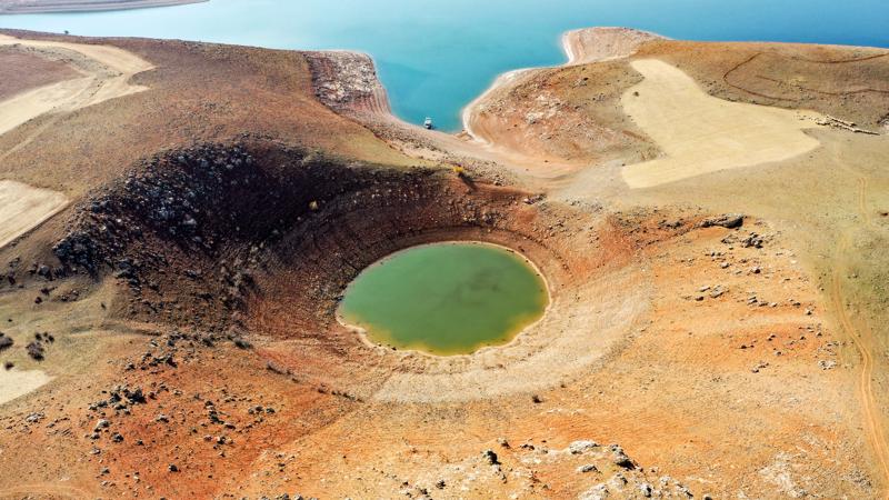 Keban Baraj Gölü'ndeki dev obruk ortaya çıktı