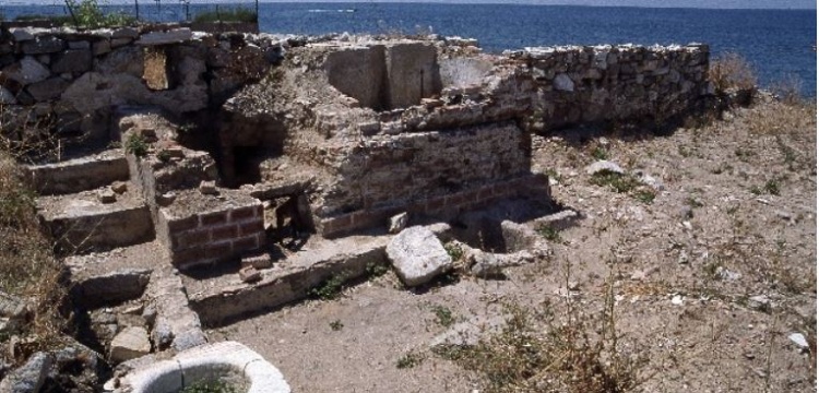 Daskyleion Antik kentinin 4,5 metrelik surları toprak altından çıkartılıyor