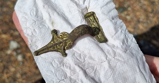 Amatör Kadın Dedektör Uzmanı, Kuzey Finlandiya'da Nadir Bulunan 1.500 Yıllık Broş Buldu