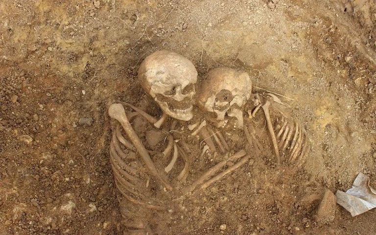 Şaşırtıcı keşif; Romalıların ve Anglosaksonların bir arada yattığı mezarlık ortaya çıkarıldı
