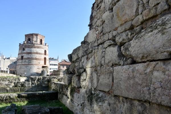 Roma Döneminden Kalma Surlar, Bahçe Duvarı Oldu