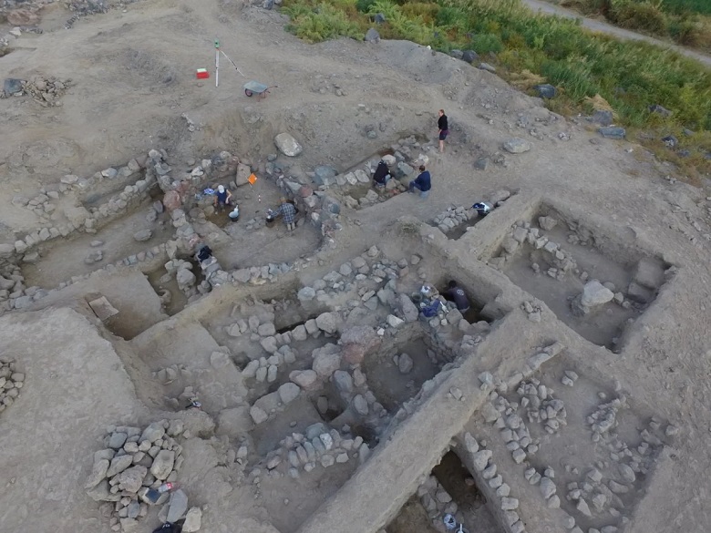 Arkeologlar Ermenistan’daki kazılar sırasında altın kolye dolu mezar ortaya çıkardılar