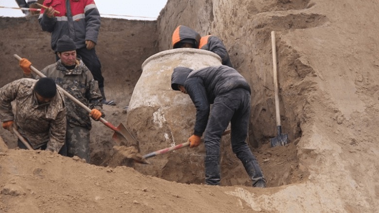 Kırgızistan’da 1.75 metre yüksekliğinde eski bir büyük kil kap “hum” ortaya çıkarıldı
