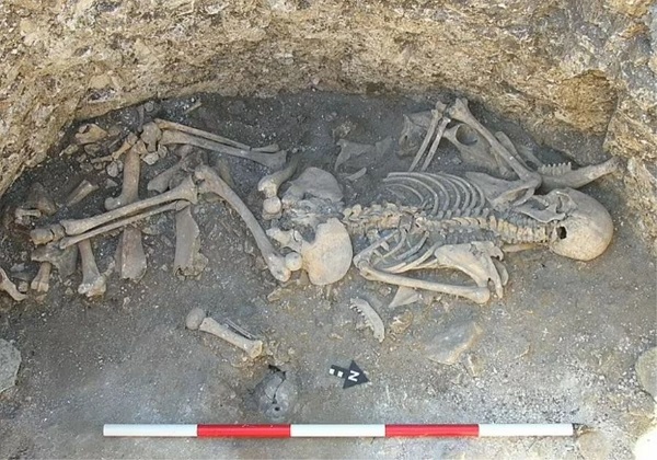 Arkeologlar, Dorset'in Demir Çağı'na ait 2000 yıl önce kurban olarak öldürülen genç bir kadının kalıntılarını buldu