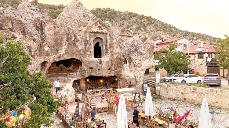 Türkiye'de infiale yol açtı: Frigya Vadisi'ndeki 3 bin yıllık Unesco mezarı kafeye çevrildi