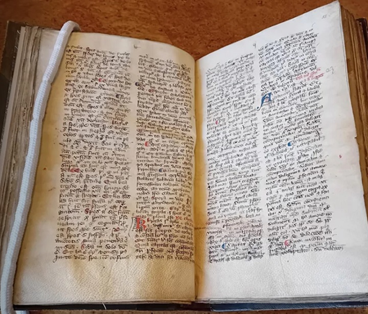 Ortaçağ İngiltere'sinin En Etkili Hristiyan Yazarına Ait Eşsiz 700 Yıllık El Yazması Okul Kütüphanesinde Bulundu