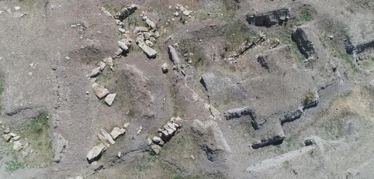 Küllüoba arkeoloji kazısında bilinçli gömülmüş 5 bin yıllık dörtgen yapılar dikkat çekiyor