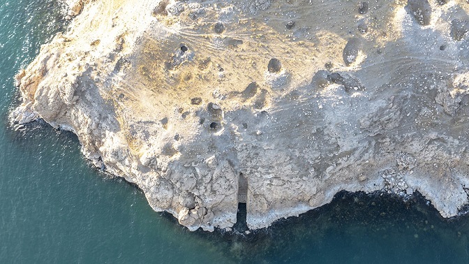 Van Gölü’nde yaşanan su çekilmesi Urartu dönemi limanı gün yüzüne çıkardı