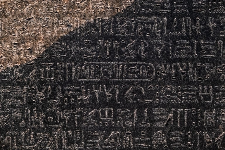 Eski Çağ yazı sistemi Mısır Hiyeroglifi’nin deşifresini sağlayan Rosetta Taşı’nın iadesi talep ediliyor