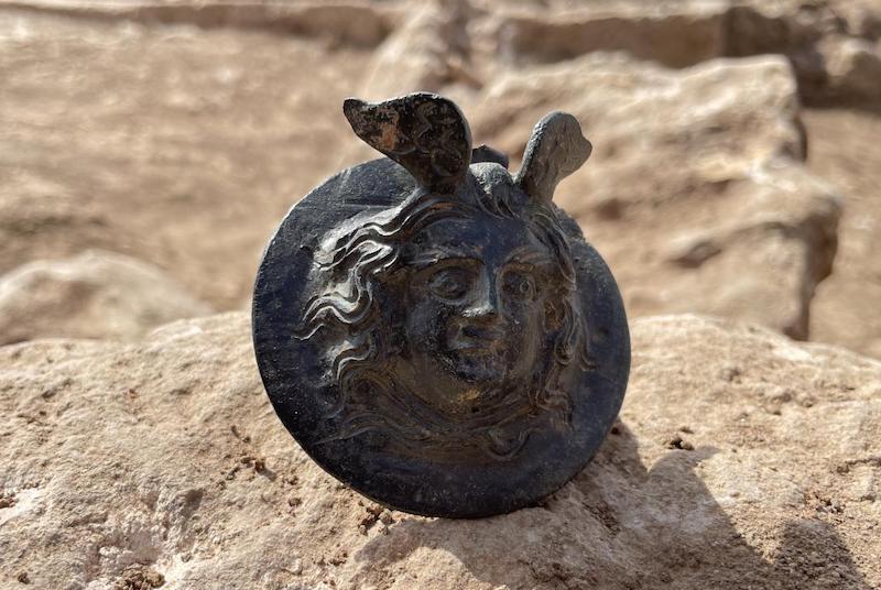 Perre Antik Kenti’nde 1.800 Yıllık Madalya Bulundu