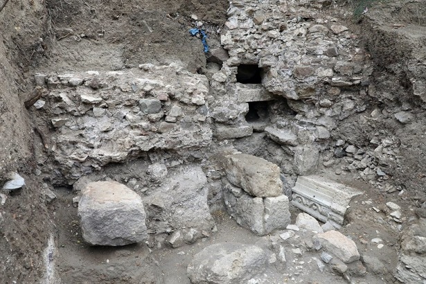 Myrleia-Apemeia Antik Kenti’nin teras duvarları ortaya çıkarıldı