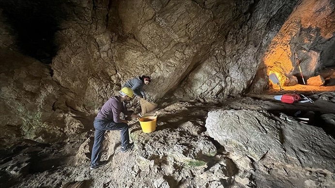 Gedikkaya Mağarası’nda 16500 yıllık adak çukuru içinde taş heykelcik keşfedildi