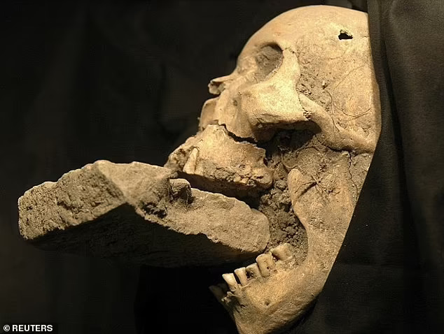 Ağzında bir tuğla ile gömülü bulunan 16. yüzyıldan kalma bir İtalyan ‘vampiri’nin yüzü yeniden oluşturuldu