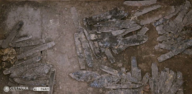 INAH arkeologları Tlatelolco’da nadir tören bıçakları keşfetti