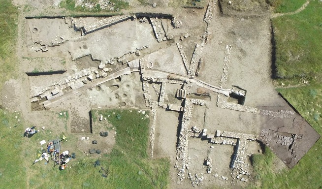 Arkeologlar Kuzey Makedonya'da İyonik Mimari ve Graffito'ya Sahip En Kuzeydeki Helenistik Elit Konutu Keşfetti