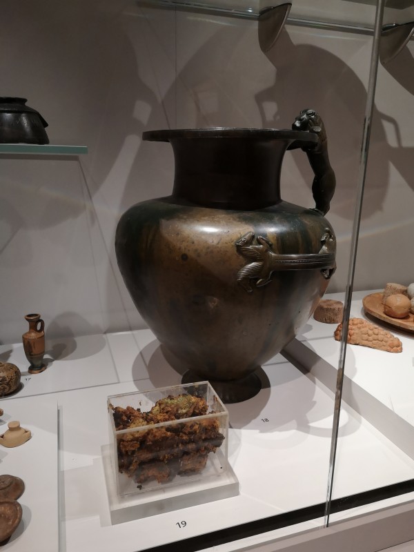 Dünyanın En Eski Ritüel Balı, İtalyan Tapınağının Altındaki Bronz Kavanozlarda Bulundu