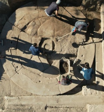 Aizanoi’de heyecanlandıran keşif; Roma dönemi yuvarlak planlı çeşme kalıntısı bulundu