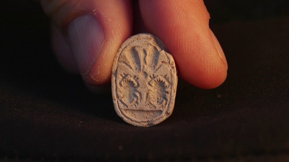 Üç Yaşındaki Çocuk, Tel Azekah Arkeolojik Alanında 3.800 Yıllık Kenan Mührünü Keşfetti