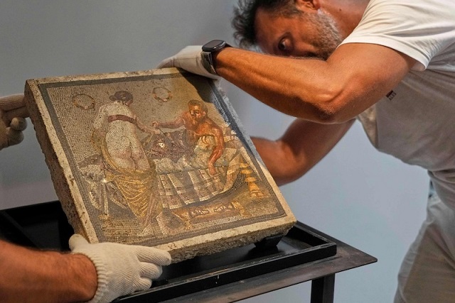 Nazi Subayının Çaldığı Erotik Mozaik Pompeii’ye İade Edildi