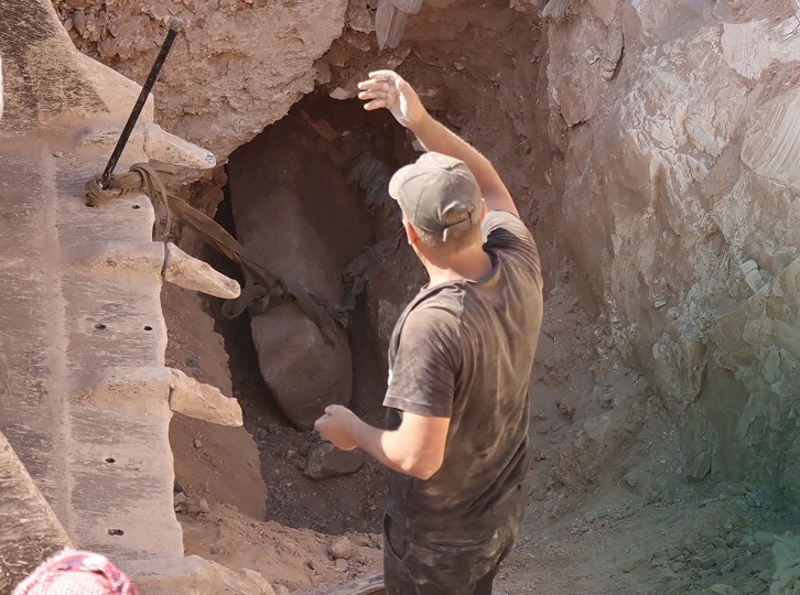 Suriye'nin Menbiç kentinde, Kartal ve Yunanca Yazıtlarla Süslenmiş 2.000 Yıllık Roma Steli Bulundu