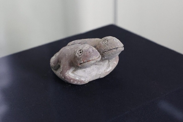 Arkeologlar Peru'nun Vichama Bölgesinde 3.800 Yıllık Nadir Bir Kurbağa Kil Heykelciği Keşfetti