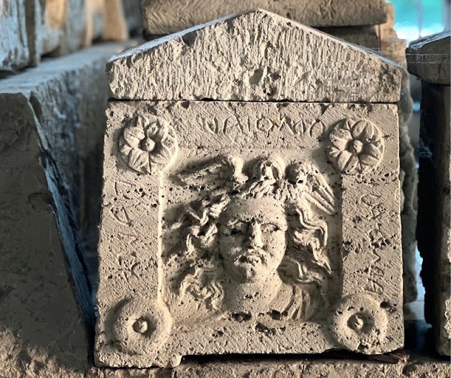 Etrüsk Nekropolünde Medusa Tasvirli İlginç Bir Mezar Bulundu