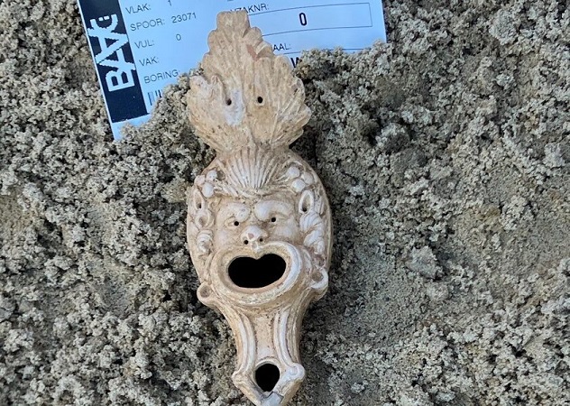 Arkeologlar, Hollanda'nın Cuijk kentinde nadir bulunan maskeli Roma yağ lambasını keşfetti