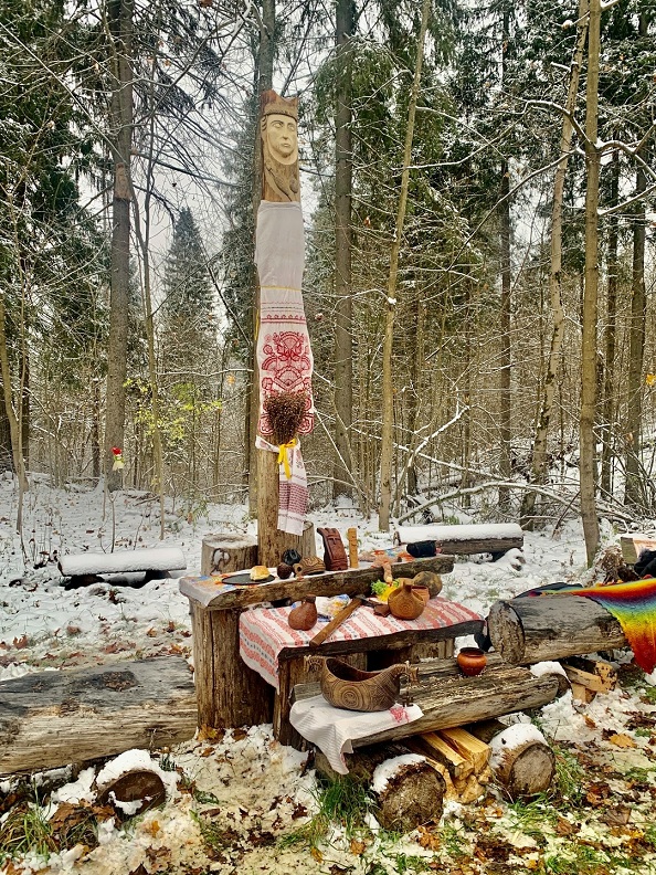Kayıp Tanrıları Yeniden Keşfetmek: Noginsk Ormanlarında Yeniden Doğan Antik Slav Pagan Tapınağı