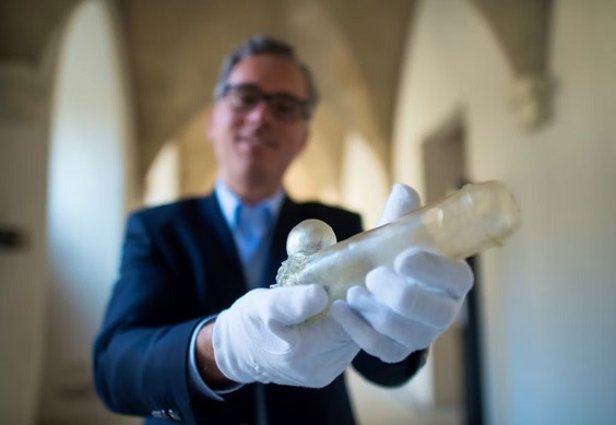 Arkeologlar, eski bir manastır tuvaletinde 400 yıllık cam bir fallus buldu.